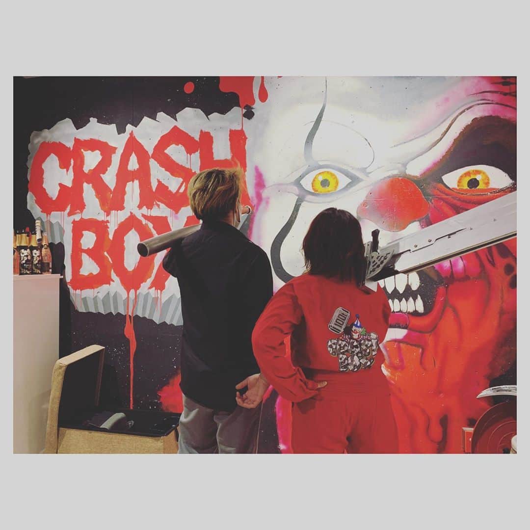 クラッシュボックスのインスタグラム：「こんにちは！クラッシュボックス心斎橋店です。  昨日でハロウィン🎃も終わり11月に突入しました＾＾  ミナミは相変わらず仮装している人が例年通り多かったみたいですね(^o^)  来月の12月にはイベント事も控えていますし紅葉もそろそろ頃合いなので早めに観光旅行に行かれることをおススメします＾＾  クラッシュボックスでも何かイベントが出来ないか企画中です♪決定次第こちらのブログやインスタ等で 告知させていただきますので是非是非チェックしてくださいね(^^♪  写真はお客さんとツーショット^_^ クラッシュしてからUSJ行くらしいです(笑) 元気すぎる🤩  CRASH BOXクラッシュボックス大阪心斎橋店は、物がぶっ壊せる関西初の新感覚アミューズメント施設！人格の奥底に秘めた破壊の野心、欲望を解き放ちすべてを破壊せよ。 なんでも物を壊す体験ができる日本版怒りの破壊部屋で、すべてをブッ壊せ！  〒542-0086  大阪府大阪市中央西心斎橋2-10-21 スパジオビル3D  CRASH BOX  06-7178-3163  受付時間11:00〜21:00  火曜日定休日  #crashbox#クラッシュボックス#アンガールーム#ストレス発散#ストレス解消法#大阪#アメ村#大阪旅行#大阪観光#思い出作り#修学旅行#卒業旅行#コロナに負けるな#コロナ#デートスポット#インスタ映えスポット#心斎橋#紅葉#観光旅行 #心斎橋#ハロウィン #バット#クラウドストライフ #バスターソード #ツナギ女子 #ピエロ」