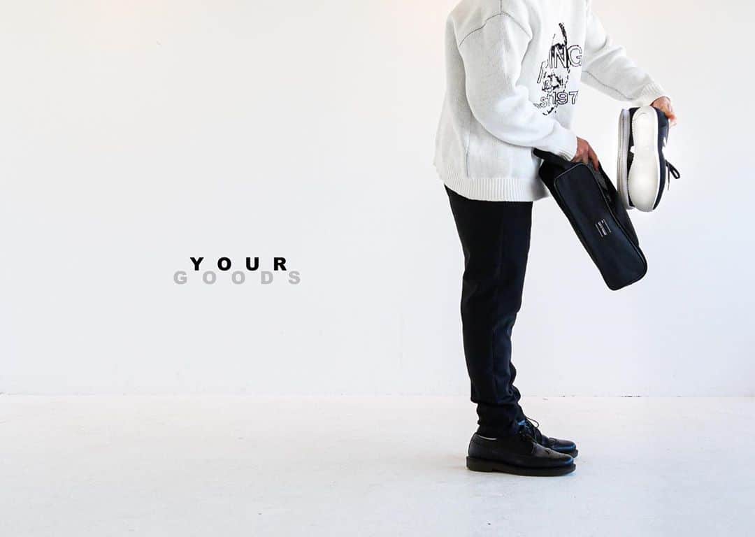 Shingo Okamotoのインスタグラム：「New「YOUR GOODS」 出来上がりました！﻿ ﻿ SHOES BAGとSHOPPING BAG！﻿ ﻿ ﻿ SHOES BAGは、軽量で通気性に優れたメッシュ素材を使用しており、移動中もドライに保ってくれます。﻿ ダンスシューズや運動靴入れにオススメです！﻿ カラーはブラックの1色。👟﻿ ﻿ ﻿ SHOPPING BAGは、手持ち&リュックの2WAY仕様。リュックとして使えば両手が空くので子育てパパママにも是非！﻿ カラーはブラックとカーキの2色。🛍﻿ ﻿ ﻿ 11月3日のワークショップのにて先行販売しますので、参加者の方はその場でご購入頂けます！（数量限定販売になります）﻿ ﻿ ﻿ オンラインショップの詳細はまた追って告知しますのでお楽しみに！﻿」