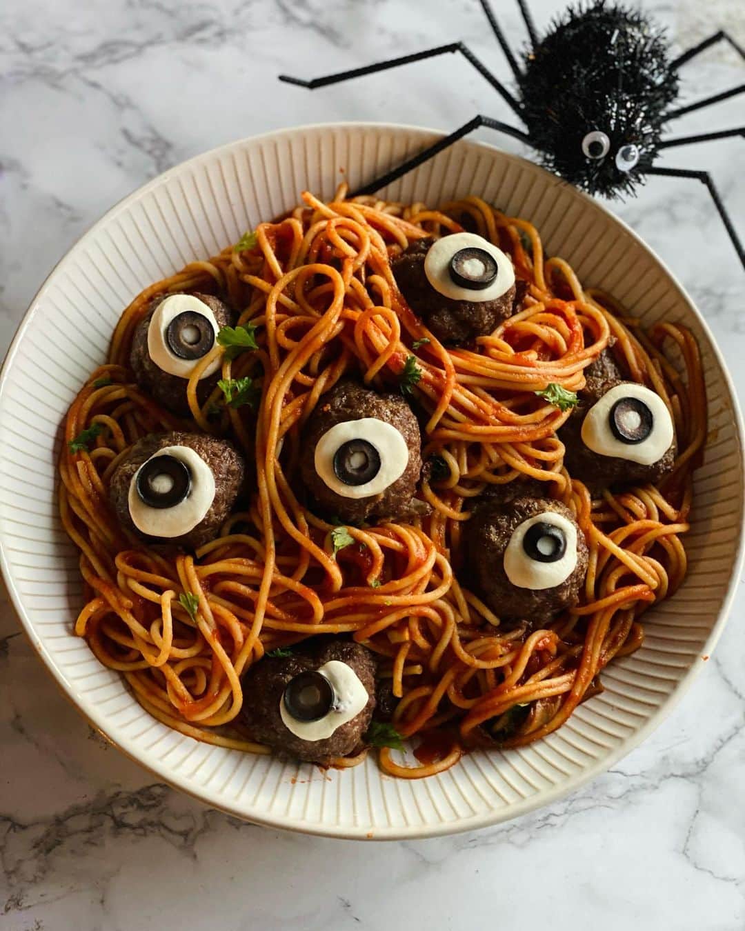 Antonietteのインスタグラム：「As I’m cooking in the kitchen  everyone is wondering what’s for dinner, and I tell them, “Something eye-deal! Why don’t you all take a look! 👀 🍝Freaked the heck out of them! 🤮😆 Good ol’ spaghetti with meatball eyes made with ciliegine cheese and olives. Happy Halloween! 👻」