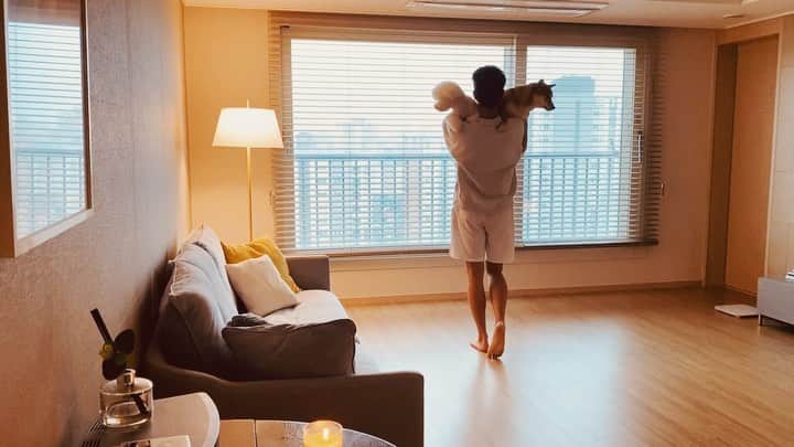 ユン・ヒョンミンのインスタグラム：「춤을 잘 못 추는편🤨  승훈이형! 데뷔 30주년 너무 축하드립니다~^^ #신승훈 #walkingintherain」