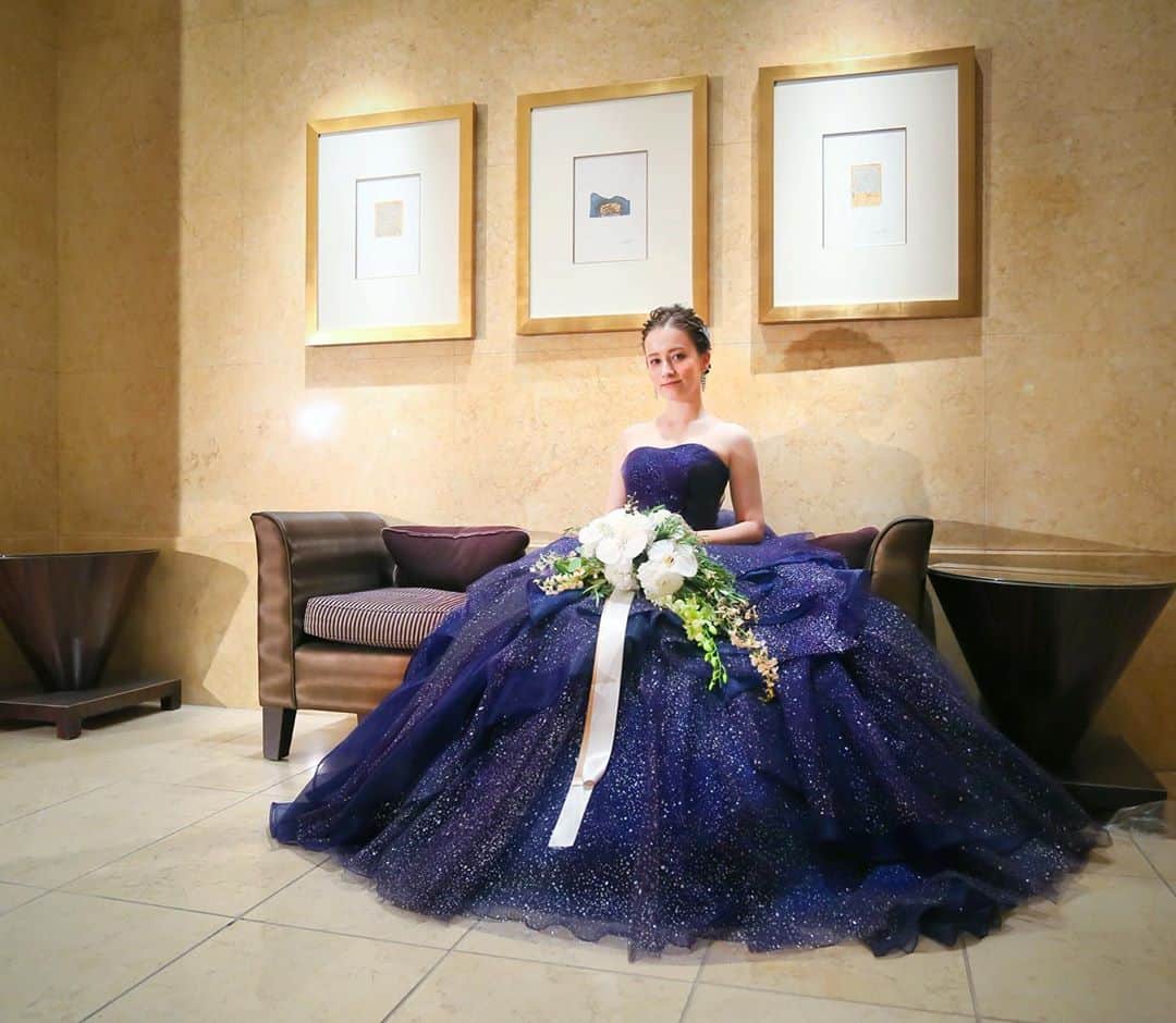 ドーキンズ英里奈のインスタグラム：「11月ですね！ ⠀ ⠀ 結婚式でカメラマンさんが撮ってくれた写真が 到着して、幸せな1日を思い出しにやにや☺️ ⠀ 来てくれたみんなの表情がみられて嬉しい◎ 素敵な写真ありがとうございます。 ⠀ ⠀ このドレスのヒトコマは 花嫁の手紙読んだあとなので 目元がうるうるしております。笑 ⠀ ⠀ ⠀ #結婚式#ウエディング#ウエディングドレス #wedding#weddingdress #タカミブライダル #ネイビードレス#花嫁」