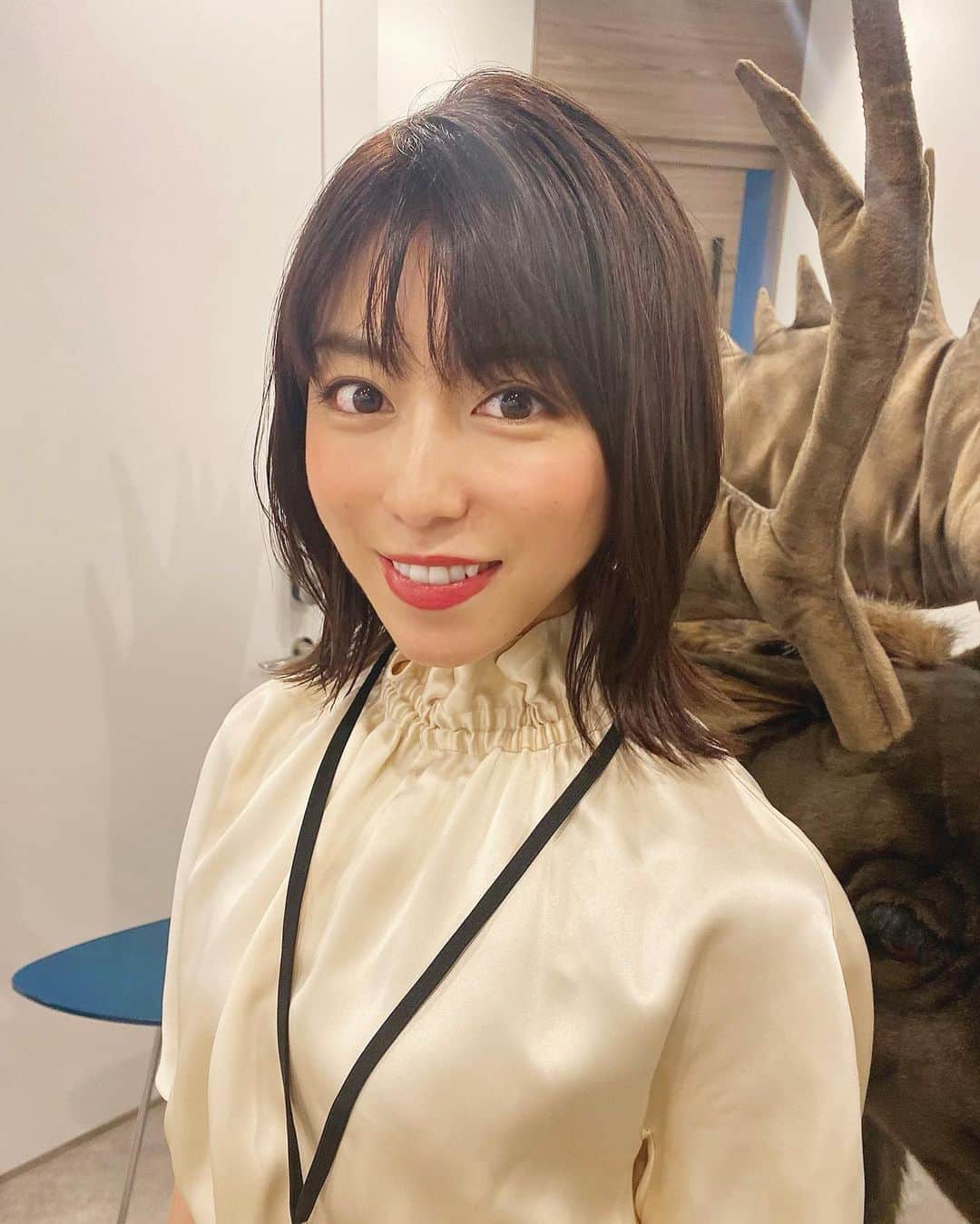 小池花瑠奈のインスタグラム：「今週も、お勤めご苦労様でした！🤨 ドラマ「極主夫道」は今夜22:30〜放送です。 川口春奈さんの同僚役を演じております。 OLさん役で久しぶりのしっかりめメイク🐶 川口さんとは教場の現場以来、一年ぶりの共演をさせていただきました。 楽しい撮影だったな〜 今週もあたたかい&笑えるお話になっていると思います。🐲 #ドラマ #極主夫道」