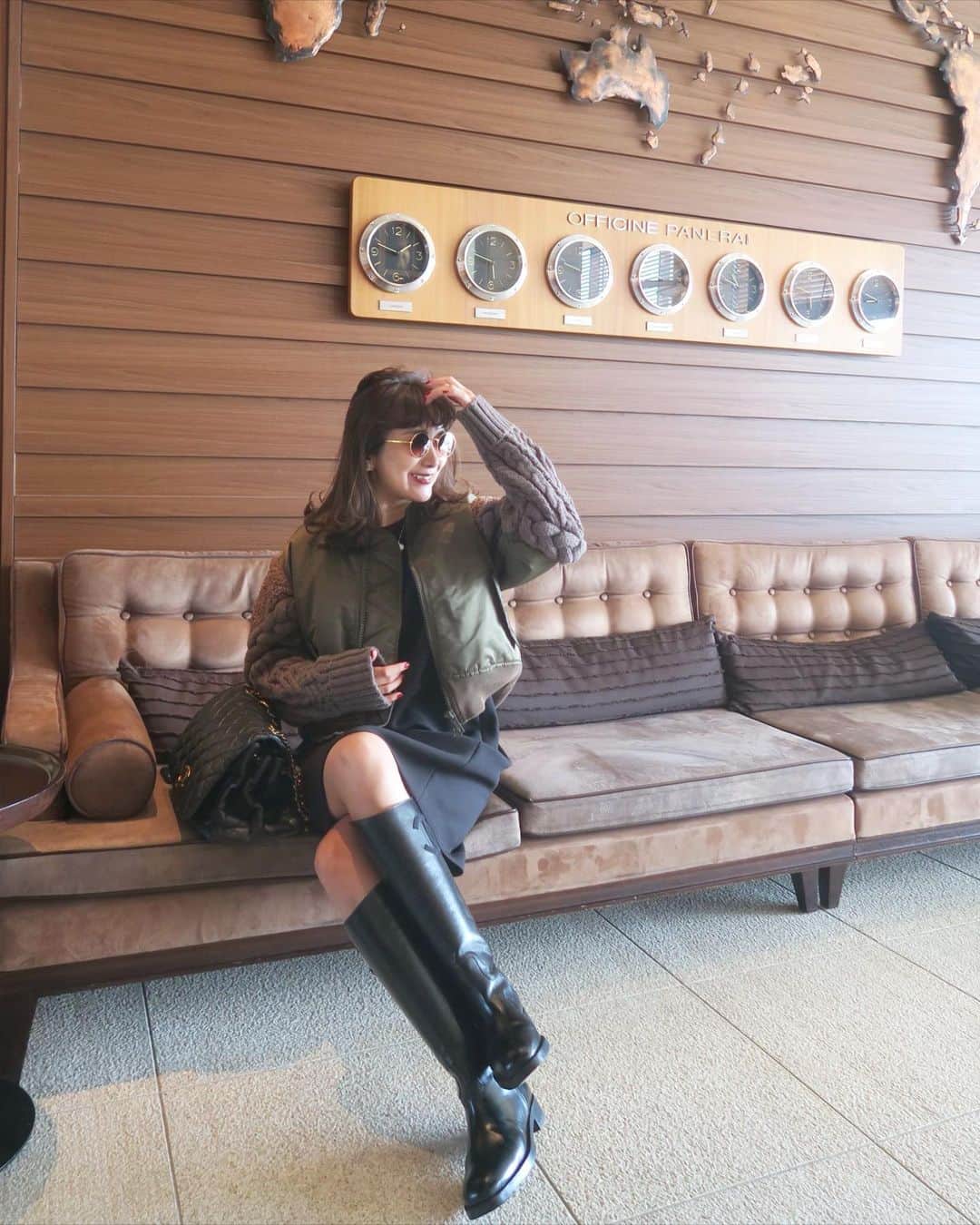 Mai Wakimizuのインスタグラム：「1つ前の投稿でご紹介したMA-1のカラー違いは、個人的に大注目のkhaki。長年愛用しているオラフワンピに合わせました＼(^o^)／all blackコーデに映える♡色々とアピールポイントはあるけど、お袖のニットやボアが劇的な可愛さ！メンズライクなkhakiにはワンピを合わせることでレディさも楽しめます♡このコーデに合わせてネイルも赤に変えてみた♡ #wakkinstyle#ootd#coordinate#ママコーデ outer:#linkable @linkable_official(今週5日〜予約販売開始予定) dress:#linkable @linkable_official  bag&shoes:#chanel sunglasses:#oliverpeoples ×#therow」