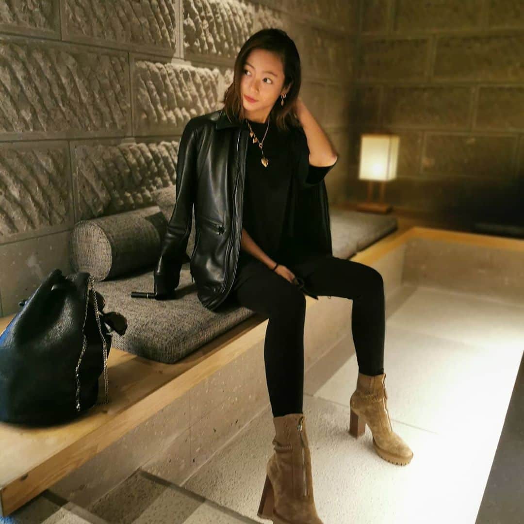 脇田恵子のインスタグラム：「北海道のホテルが綺麗で和風ホテルで今時で 最高だったので珍しく写真撮っといたの巻💁🏽  寒いの嫌だからこれからの季節は着圧仕込んで乗り越えようって思ってるんだけど タイツ作戦してると余計な水分が出てくのかめちゃくちゃ出る、トイレ行き過ぎて身体冷えらりするから タイツ作戦する時はカシミアとかシルクとか暖かい靴下併用するのがオススメだよ🤫  首がずっと痛くて変な座り方しかできなかったんだけど😂着圧履いたらマシになったけどやっぱり首前出てるね😂😂😂😂。  腰が悪くて腰から首の痛みが出たりすることもけっこうあるんだけどこりゃ助かったわー🥺🥺。  とりあえずコロナになってからより、浮き彫りになってきた メンタルの弱さを叩き直したいので今年は自分と向き合う年にしようと思う、、身体鍛え直します2020もう終わりそうだけどw  移動暮らししながら何か糧になればいいですわ。  旅のお供。 今回は お風呂グッツバッグ( @rism_official_ タイツ @flamingo.leggings 鞄達 @rimowa @stellamccartney  #移動暮らし #寒いの怖い #免許取るだけで大騒ぎ #寒いと死んじゃうと思ってる #夏は長袖着がちだけど冬はアウターの下は半袖かノースリ #自分の癖が扱いきれない #いちいち大騒ぎ #すぐやる気なくす #メンタル最弱 身体も 基本慌ててる 脇田もうアラサー 結構あっという間すぎて😦 これからほんと不安 だけどとりあえず一生懸命 なんでも脇田さんらしいですね🤔って着地になればいいとおもう。 とりあえず何更新したらいいか基本わかんない。」