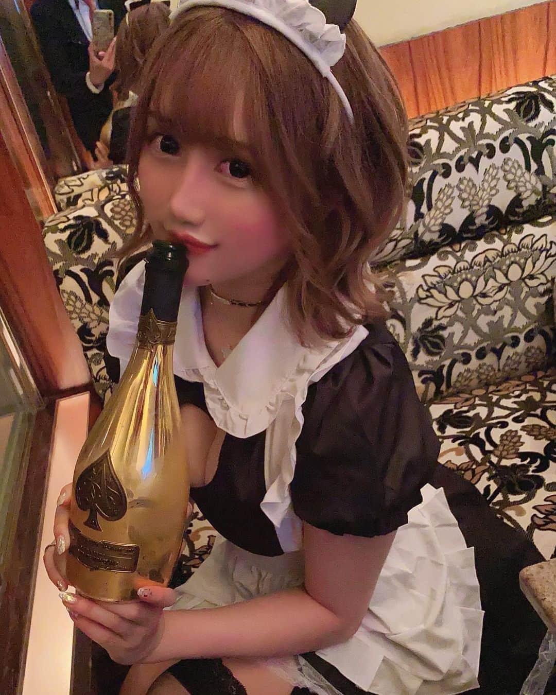 SEIRAのインスタグラム：「ハロウィン🎃 メイドさんのコスプレさせて 頂いていました~☺️✨ 私の無茶ぶりに答えてくれて、 一緒に笑って協力してくれる BJのお店の方々黒服さん達が 大好きです☺️✨✨ いつもありがとうございます❕☺️💕  #キープグループ #ニュークラブ #キャバクラ #ホステス #キャバ嬢 #北海道 #札幌 #さっぽろ #すすきの #ススキノ #歌舞伎町 #北新地 #錦 #中洲 #followme #likeforlikes #l4l #followforfollow #f4f #ledwine#pinotnoir#」