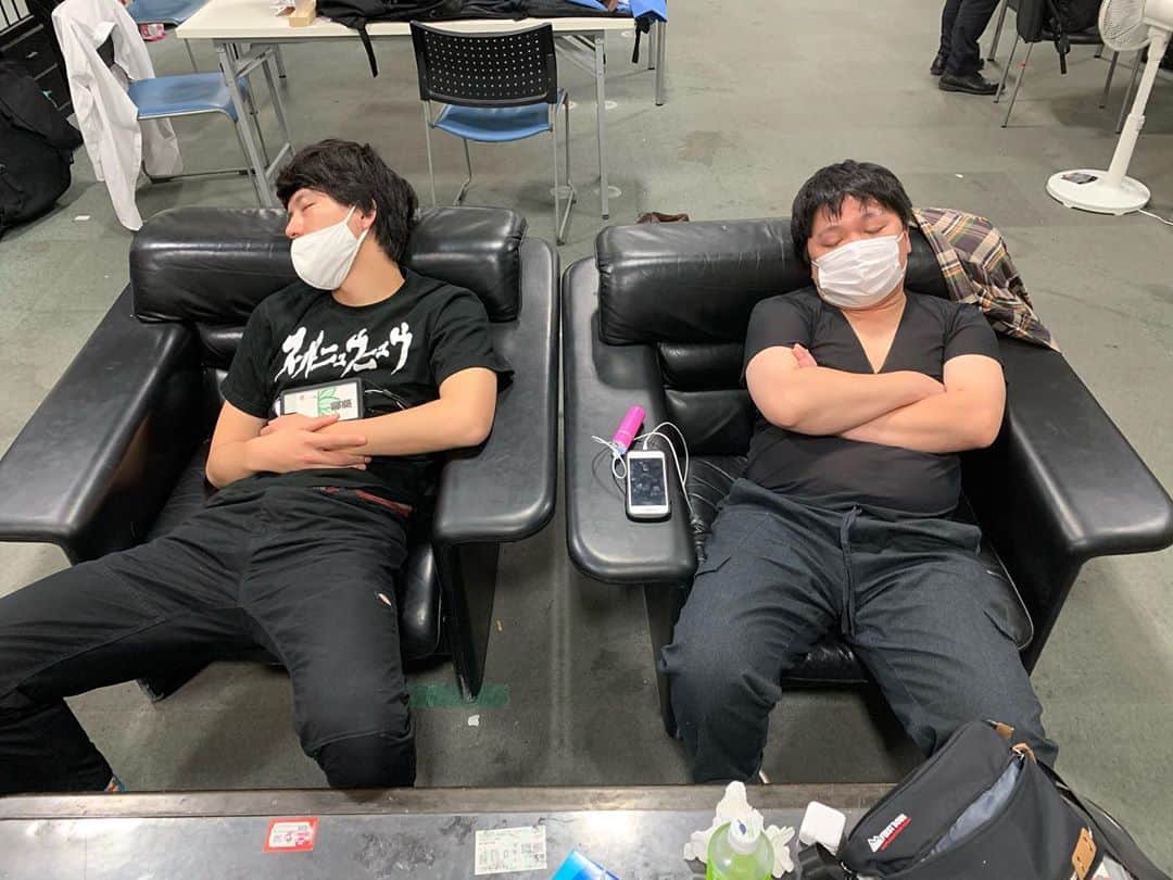 池田真一のインスタグラム：「ニッポンの社長意識の中でネタ合わせしてる。先行ってるな〜」
