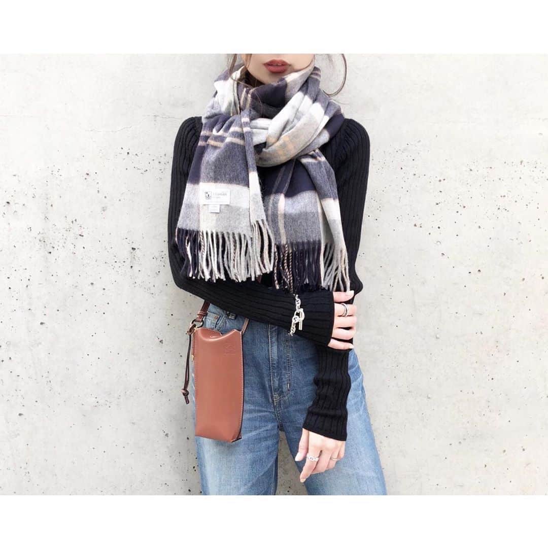 kumiのインスタグラム：「ㅤㅤㅤ﻿ simple day🌿  今季のユニクロユーのリブニットに ロンハーマンオリジナルのデニム。  そしてお気に入りの @johnstonsofelgin のマフラー🧣 ( #楽天roomに載せてます🐏 ) 暖かくて肌触りも気持ちいい＊＊  シンプルなコーデのアクセントに☺️♡  #uniqlo#uniqlou#johnstons #ronherman#loewe」
