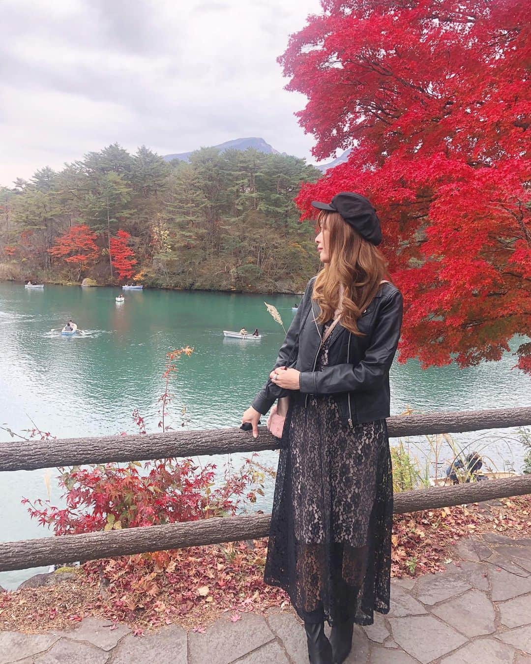 菊池かなこのインスタグラム：「. gotoトラベルで久しぶりの会津へ🚙 やっぱり最高過ぎる大好きな場所😍 紅葉がピークでした🍁 . .  この日のコーデ☺︎ ストレッチブーツ👢は @vivian_collection_official 🤍 柔らかくて チャンキーヒールが安定感あって歩きやすい✨ 一足目のショートブーツにおすすめ💐 . . キャスケット🧢 ワンピ👗 ジャケット🧥 全部 @grl_official 🤍 . . ୨୧┈┈┈┈┈┈┈┈┈┈┈┈┈┈┈┈┈୨୧ #viviancollection#vivian公式アンバサダー #vivianコーデ#ショートブーツ #秋ファッション #秋コーデ #秋靴 #プチプラコーデ #プチプラファッション #プチプラ高見えコーデ #プチプラママコーデ #ブーツ#ブーツコーデ#ショートブーツ  #ニットブーツ #ソックスブーツ#ストレッチブーツ #grl#グレイル#キャスケット#レースワンピース #五色沼#毘沙門沼#裏磐梯#磐梯山#gotoトラベル #紅葉#紅葉狩り#紅葉🍁#極上の会津#会津」