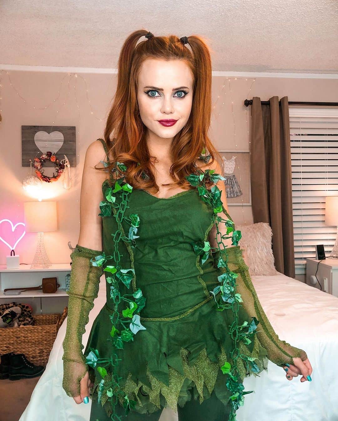 ティファニー・アルボードさんのインスタグラム写真 - (ティファニー・アルボードInstagram)「The name’s Ivy.. Poison Ivy 😏🍃 - 🎃 HAPPY HALLOWEEN! 👻  - #QOTD - did you dress up this year!? Stay happy & safe my friends! ❤️ #halloween #halloweencostume」11月1日 16時41分 - tiffanyalvord