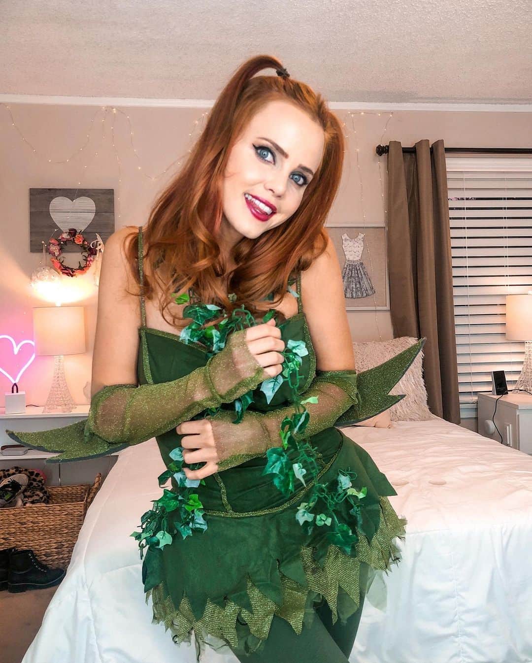 ティファニー・アルボードさんのインスタグラム写真 - (ティファニー・アルボードInstagram)「The name’s Ivy.. Poison Ivy 😏🍃 - 🎃 HAPPY HALLOWEEN! 👻  - #QOTD - did you dress up this year!? Stay happy & safe my friends! ❤️ #halloween #halloweencostume」11月1日 16時41分 - tiffanyalvord