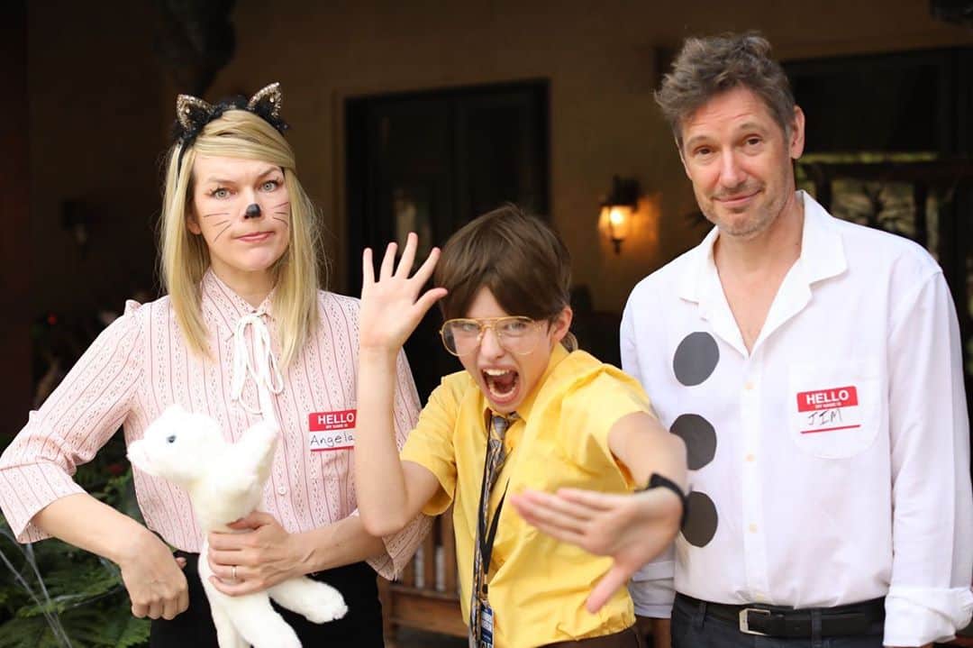ミラ・ジョヴォヴィッチのインスタグラム：「Happy Halloween everyone!! We had a family theme going all day with two different costume changes for both girls, so I’ll post more pics tomorrow! Obviously we started with an homage to @theoffice! @evergaboanderson wanted to be @rainnwilson as #dwightschrute so we followed suit as @angelakinsey #angelamartin in costume as a kitty cat and @johnkrasinski #jimhalpert as three hole punch Jim. Thanks to the most amazing @chrissbrenner for these awesome pics! #theoffice #dwightoween #halloween」