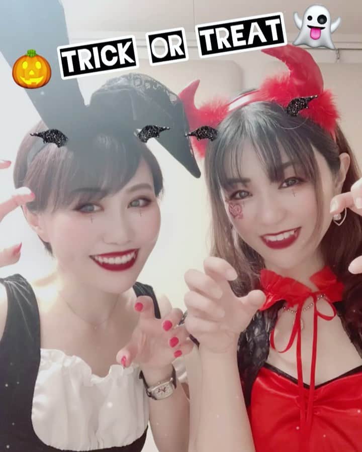 Karinのインスタグラム：「Happy Halloween🎃👻 ・ 昨日はみかこぽん @mikakoponn とのSHOWROOMコラボ配信でした😆お絵描き対決、ゲーム、歌など色々な企画を用意してお送りしました✨沢山笑って楽しかった❤️ ・ 昨日はブルームーン🌕だったのですね✨今日のイベントお礼配信では「月」の曲をまったり歌ってみようかな😊 ・ #halloween #ハロウィン #ハロウィンコスプレ #ハロウィン仮装 #」