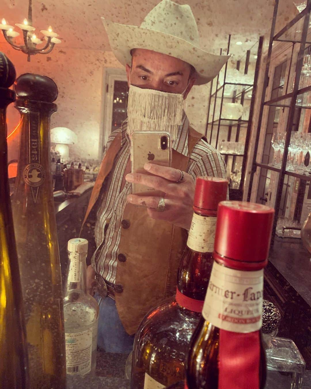 アンソニー・ラモスのインスタグラム：「When your BFF comes thru and creates a mask in her garage on Halloween morning that completes the outfit @hawtsaucey @orvillepeck」