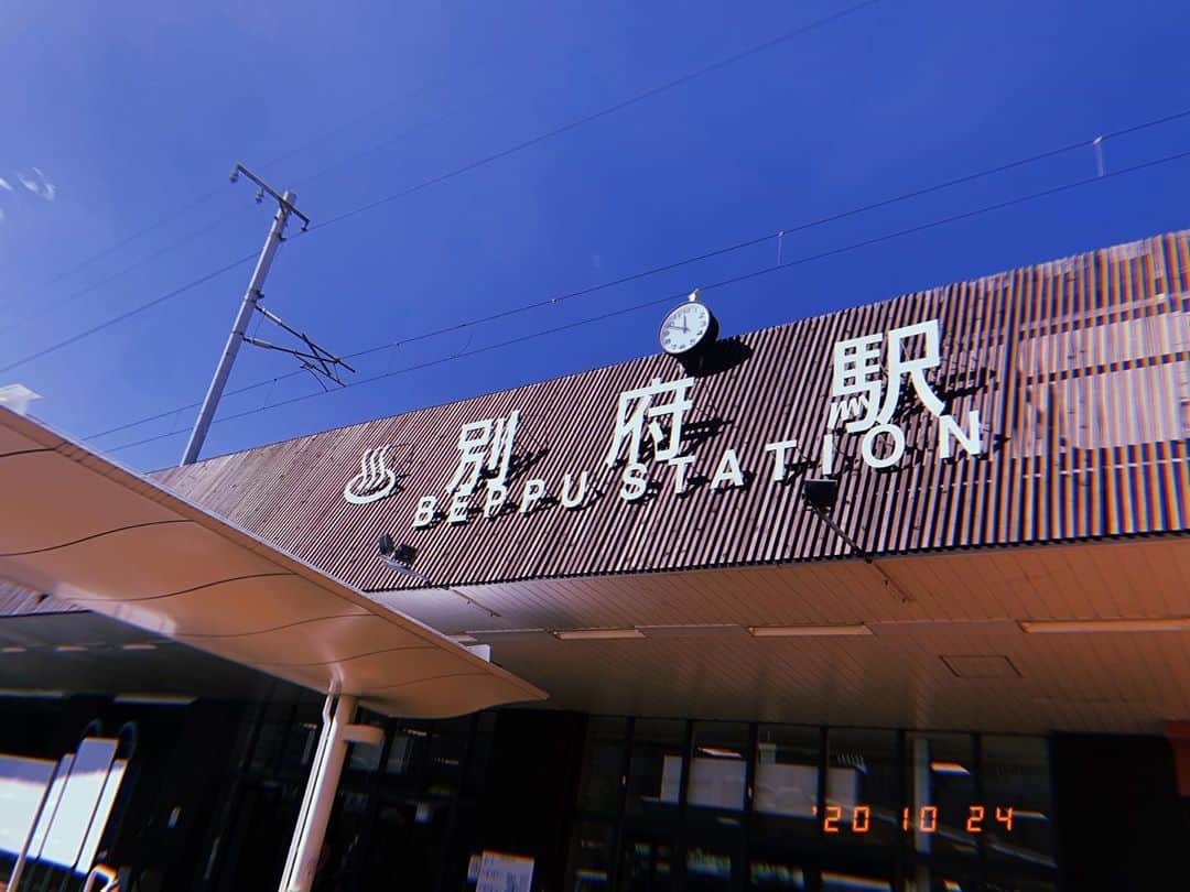 近野莉菜のインスタグラム：「先週、初めて温泉県、大分県へ♨️ 別府で地獄巡りしたかったけど、時間がなくて海地獄しか行けなかった🤣 7つ地獄があるんだよ〜👹 地獄の蒸気で蒸した、地獄プリンが美味しかったなあ🍮」