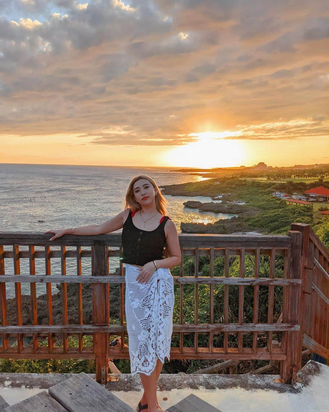 植野有砂さんのインスタグラム写真 - (植野有砂Instagram)「😍😍😍🌅we were so lucky to see the beautiful sunsets in Miyako island everyday ❤️宮古で天気に恵まれて毎日綺麗なサンセットが見れて幸せ🥰ちなみに今は都にいます。笑⛩ #宮古島」11月1日 16時49分 - alisaueno