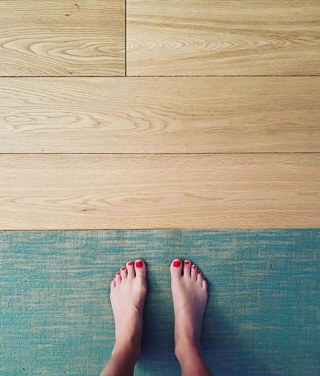 メラニー・サイクスさんのインスタグラム写真 - (メラニー・サイクスInstagram)「Good morning 😁 keeping centered  in an uncertain world 💫🙏🏻 #namaste #morningyoga #sundayyoga have a good day all ❤️」11月1日 16時50分 - msmelaniesykes