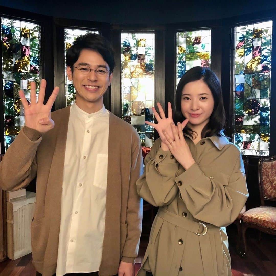 日曜劇場『危険なビーナス』【公式】のインスタグラム：「現場レポート　その35🐖🐖🐖 . . いよいよ今夜、第4️⃣話の放送です‼️ 伯朗さんと楓さんからとっておきのお写真😍 . 『4️⃣話は今夜9️⃣時』です💓 . . そして、そんな4話の撮影シーンにも潜入🐖 伯朗さんと百合華さんがいるのは支倉家🏠 なんだか大事なシーンのようだったのですが… . 私はちゃっかり家の中でくつろいでおりました😂 . . どんなシーンだったか、今夜の放送をお楽しみに〜😍 . . #日曜劇場 #危険なビーナス #東野圭吾 #ブーナス #ブルーナス #ブーナスの現場レポート #妻夫木聡 #吉高由里子 #ディーンフジオカ #染谷将太 #中村アン #堀田真由 #結木滉星 #福田麻貴 #3時のヒロイン #R指定 #CreepyNuts #麻生祐未 #坂井真紀 #安蘭けい #田口浩正 #池内万作 #栗田芳宏 #栗原英雄 #斉藤由貴 #戸田恵子 #小日向文世」