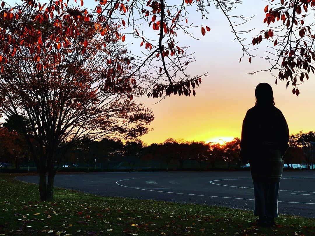 田中幸さんのインスタグラム写真 - (田中幸Instagram)「🍁  落葉散歩  新しい生活に向けての 準備が楽しい  塩尻から軽井沢 ドライブしながら 秋を楽しむ  妊娠9ヶ月 後期のお腹は もうパンパン  少しづつ 体の変化とともに お腹の赤ちゃんの 成長を実感👶  昨日 『本当にあった怖い話』 楽しみに意気込んで見たけど 怖すぎて早々リタイア  感情と五感が 敏感になってるのも 妊婦のせい？  寒くなってきたから みなさん準備万全に 貴重な冬を 楽しみましょ♪  @marmot_japan  @keen_japan  #keenambassador  #本当にあった怖い話 #世にも奇妙な物語 #警察24時 が大好きです」11月1日 17時04分 - sachitanaka