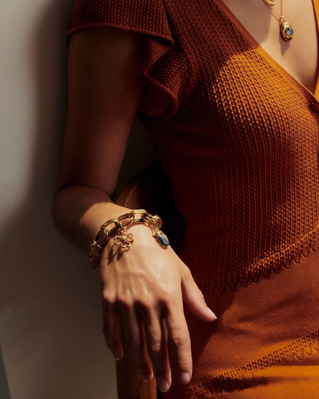 グーセンス パリのインスタグラム：「TALISMAN multi charm bracelet and necklaces. . . @prunepauchet shot by @sashamarro and styled by @smala.paris」