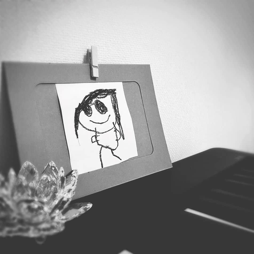 阿部真央のインスタグラム：「ママだって。 息子がいっぱい絵を描いてくれる。 ホーンテッドマンション感。💀 ありがと♡」