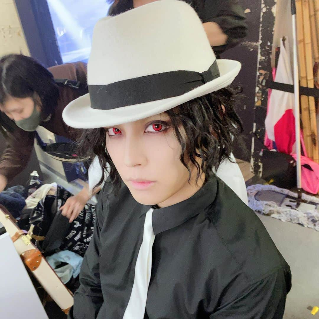 手越祐也さんのインスタグラム写真 - (手越祐也Instagram)「Hello😊 みんなYouTubeハロウィン動画見てくれたー？ 仮装するとスイッチ入るし無惨様が格好いいから最高に楽しかったー。。 周りに鬼滅大好きな人が多くて、ヘアメイクやスタイリストにも意見聞いて無惨様がいいんじゃないかな？ってなったんだー！ 今年はコロナの影響もあってみんなも俺もハロウィンあんまりできなかったと思うから、撮影でできてよかった♪ 炎と紅蓮華も好きな曲で、よく聴いてくれた人は分かるかな？と思うけどハモリとかコーラスもアレンジしてレコーディングしました🎤 少しでもハロウィン気分に見てくれた人がなってくれたらいいなー♪  11月になったねー！今年もあと2ヶ月楽しまないとー！ 俺はとある場所へ向かってまーす！！ この場所。地方に行くのは久しぶりだから楽しみやー😘  Did you guys watch the YouTube Halloween video? It was great fun because dressing up in fancy dress turned me on and Muzan-sama looked great! There are a lot of people around me who love Onion, so I asked my hair and makeup artist and stylist for their opinions on what I should look like, and I think Muzan-sama would be good. That's what I thought! I don't think everyone and I were able to do much of a Halloween this year due to the corona, so I'm glad we were able to do it on the shoot... Kurenge is another favorite song, and if you've listened to it often, you know what I mean. I think, but we also arranged and recorded the humming and chorus 🎤 I hope people who see it get a little bit of a Halloween feeling....  It's November! I have two more months of this year to enjoy! I'm on my way to a place. This place. It's been a while, so I'm looking forward to it 😘  #手越祐也 #yuyategoshi #手越祐也チャンネル #手越祐也オフショット #てごにゃん #テイッ #HALLOWEEN」11月1日 17時12分 - yuya.tegoshi1054