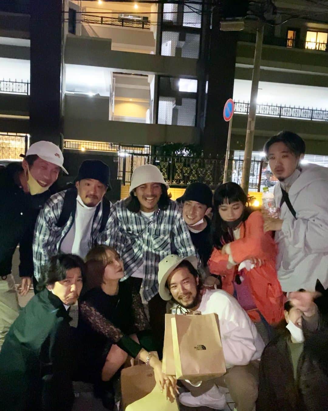 のインスタグラム：「・ たくさん祝っていただき ありがとうございました🎂😭 生きててよかったよ しあわせ 🥰  34歳は みんなに返せるように がんばります  すきだ〜 ひさしぶりに集合できて 嬉しかったね」
