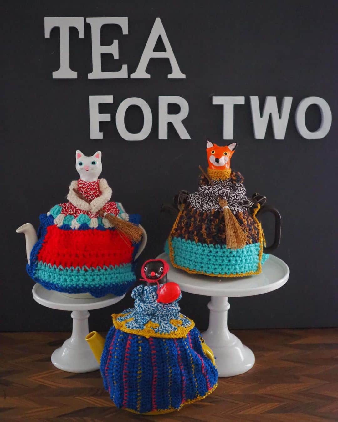 北岸由美のインスタグラム：「Tea for two ricaro&yumi kitagishi exhibition ツカモトリカ/ricaroさんと展示会を開催します！  今回のテーマは「お茶の時間」 ねこ、もぐら、ひつじ、きつねなど、わたしの描く動物たちが、ツカモトリカ/ricaro @ricaro2563 さんの手により、ティーポットを温めておくティーコゼーなどの立体作品となりました。 . さらに、にのみやなつこさん @ninomiya_natsuko による刺繍アート作品や カナエシープさん @kanaecp セレクトのヴィンテージアイテム（いろんな国のお茶の道具やミニチュアのティーカップなど！）も並びます。 . ricaroさんのティーコゼは以前からファンで、ちょこちょこと作品の中にも登場させていただいたりしていました。 今回は、いつも妄想していたひつじやもぐら、ねこたちのティーコゼたちが形にできてとても嬉しいです！ また、にのみやなつこさんとのコラボレーションによる、ちいさな刺繍作品も並ぶ予定です。 普段はなかなか作ることのできない立体作品や刺繍作品、この機会にご覧いただけると嬉しいです。 もちろん、原画作品や新作のブローチ、スタンプなども制作中です。 . 冬のはじまりに、お茶の時間を楽しくしてくれる作品がずらりとならぶギャラリーへ ぜひお出かけください。  場所：ギャラリー・ドゥー・ディマンシュ　 期間：2020年11月17日(火)～11月29日(日)の 火、木、土、日曜日 営業時間：12:00～18:00 定休日：毎週月曜、水曜、金曜  #紅茶の日 に嬉しいお知らせ！ #tea_for_two_exhibition #yumikitagishi」