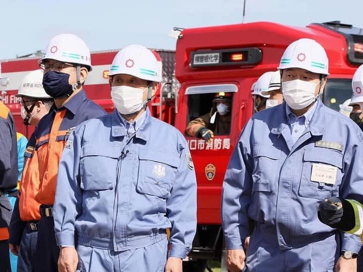 菅義偉さんのインスタグラム写真 - (菅義偉Instagram)「本日、埼玉県川口市において開催されました第41回九都県市合同防災訓練に参加しました。  本年も、全国各地で災害が発生しており、防災訓練は大変重要です。 避難所の運営訓練を拝見しましたが、新型コロナウイルス感染症対策を進めている現状にあっては、避難所においても、感染症対策の徹底が必要であり、しっかり対応していただいておりました。 警察、消防、自衛隊による救出訓練においても、実際の現場さながらに、緊張感あふれる訓練でした。今後の災害対応においても、関係機関が一丸となって対応していただきたいと思います。  政府としては、国民の生命・財産を保護する使命を果たすため、引き続き、防災に関して万全の措置を講じてまいります。国民の皆様におかれても、食品、飲料水、生活必需品の備蓄や、防災訓練への積極的な参加など、平素から災害に備えていただきたいと思います。  そして、災害発生のおそれがある場合には、国や自治体、マスコミからの情報に十分に注意し、躊躇することなく避難していただきたいと思います。  #九都県市合同防災訓練」11月1日 17時14分 - suga.yoshihide