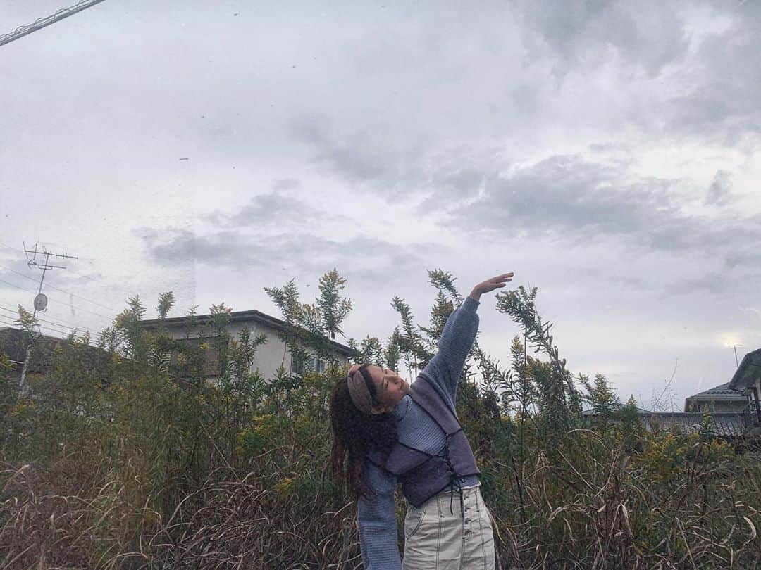 秋山ゆずきのインスタグラム：「. . お空が綺麗な一日でした☁  自然いっぱいの場所に行くと いつもどれだけたくさんの ビルに囲まれた中にいたのかと はっとさせられます。  畑？田んぼ？の周りお散歩したら すれ違うおばあちゃんとか おじいちゃんが みんな【こんにちは】って 声掛けてくれたよ。  私も こんにちは って。  久しぶりに知らない方と こんにちはの交換して ほっこりしたけど 寂しくも感じたよ  こんにちはの交換って いつから置いてきちゃったんだろね。  ウーバーイーツの受け渡しさえ 会わないで受け取ってる。  変わって便利なものと 変わらないもののよさ  私は欲張りなので どっちも大切で 偏れないけど  挨拶って嬉しいね‪‪☺︎‬  #こんにちは が #嬉しかった日」