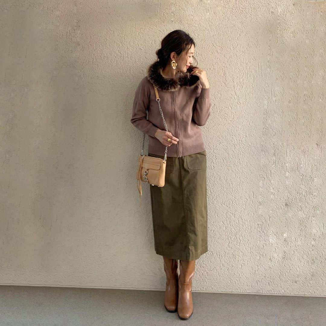 のインスタグラム：「kettyの ファー付きリバーシブルパーカー‼️ これさ、なんとリバーシブルなんだけど、　キャメル✖️ベージュ　でどっちも欲しい色だったから　めちゃくちゃオススメしたい🥰 私　どんな時でも　キャメルかベージュかいつも迷うんだよ🤣 生地はすんごい柔らかくて　肌触りいい💕 ファーはフワッフワ❤️取り外しもできるよ🥰 手洗いできるのも嬉しい❗️  @ketty_insta_   @ketty_cherie_insta_   @j.lounge_official   #stylingbyketty  #秋コーデ#ファー #jlounge_style   #こんぶコーデ   #大人カジュアル#ママファッション #プチプラ#プチプラコーデ#アラフォーコーデ#アラフォーファッション #40代ファッション #シンプル#シンプルコーデ #ファッション#ママコーデ#ママ#大人可愛い #ママリ #ママリファッション #lucrajp #上品コーデ」
