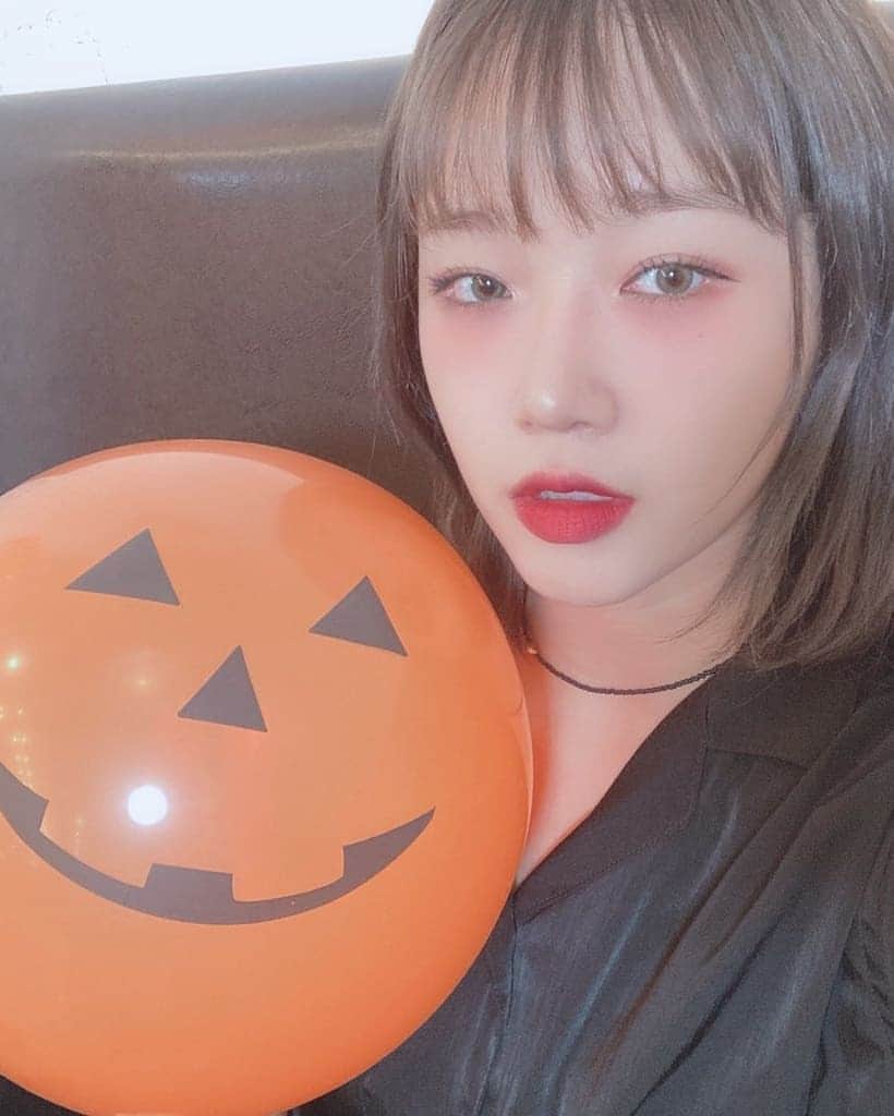 チェ・ユジョンのインスタグラム：「어제 🎃   #유정 🌻  #위키미키 #WEKIMEKI #CHOIYOOJUNG #최유정 #YOOJUNG」