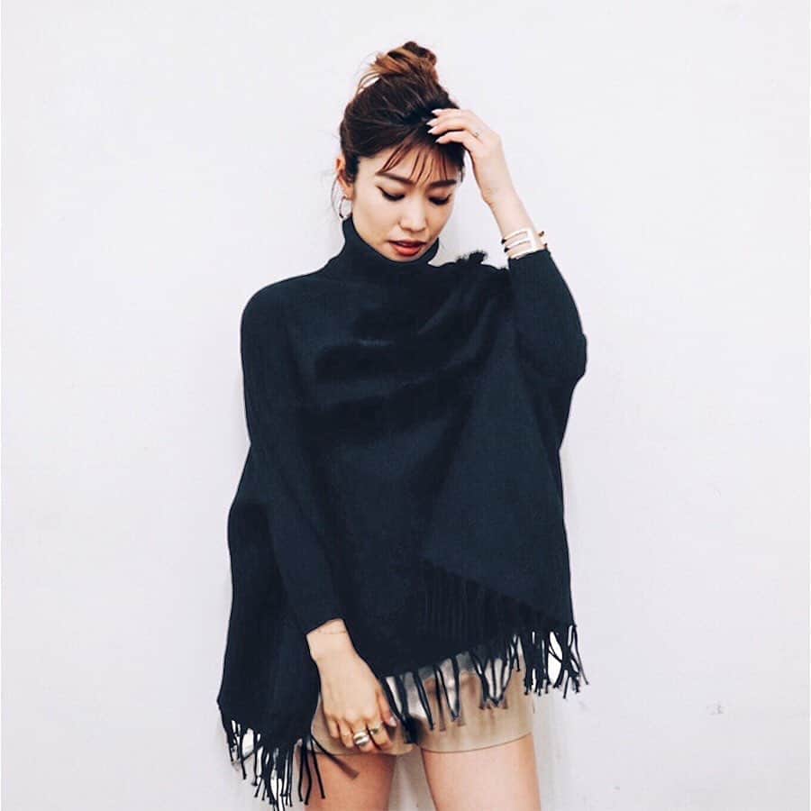 gallerieさんのインスタグラム写真 - (gallerieInstagram)「﻿ ﻿ #Outer﻿ ————————————﻿ ﻿ ☑︎ Side Slit Bicolor Knit (¥8,990+tax)﻿ ﻿ フロントのファーと裾のフリンジが上品な印象のニットポンチョ。﻿ ドルマンスリーブで女性らしさを更にプラス。﻿ 袖のリブとハイネックが冬の寒さを緩和させるデザイン。ショート丈なので様々なボトムと相性◎﻿ ﻿ ————————————﻿ #お問い合わせ番号w1815﻿ ﻿ ﻿ ﻿ ﻿ ﻿ ﻿ ﻿ ﻿」11月1日 17時23分 - kalekale_official