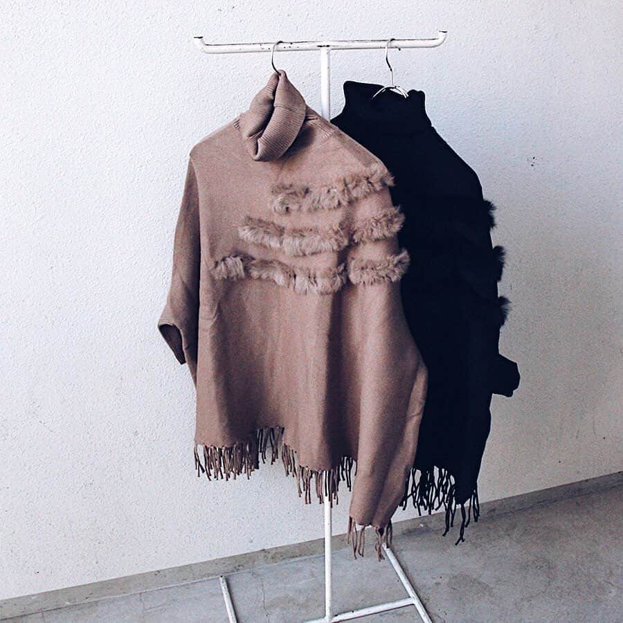 gallerieさんのインスタグラム写真 - (gallerieInstagram)「﻿ ﻿ #Outer﻿ ————————————﻿ ﻿ ☑︎ Side Slit Bicolor Knit (¥8,990+tax)﻿ ﻿ フロントのファーと裾のフリンジが上品な印象のニットポンチョ。﻿ ドルマンスリーブで女性らしさを更にプラス。﻿ 袖のリブとハイネックが冬の寒さを緩和させるデザイン。ショート丈なので様々なボトムと相性◎﻿ ﻿ ————————————﻿ #お問い合わせ番号w1815﻿ ﻿ ﻿ ﻿ ﻿ ﻿ ﻿ ﻿ ﻿」11月1日 17時23分 - kalekale_official