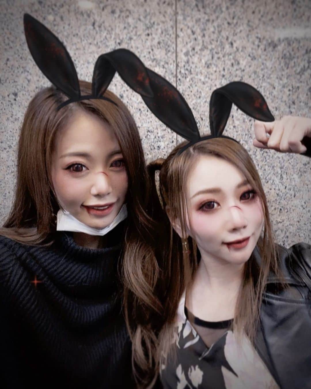 𝐀𝐬𝐚𝐤𝐮𝐫𝐚𝐌𝐢𝐰𝐚 のインスタグラム：「🎃 Halloween🕸🦇 . りんちゃんに会えたおかげで 今年もハロウィンの思い出できた♡♡ . 街中ですれ違いざまに 不死川実弥の日輪刀で 腹部を刺され(寸止め)たけど リアクションできなかったことを 少しだけ後悔している、、 そんなハロウィンでした👻♡ . . #halloween #happyhalloween #halloweenmakeup #halloweennight #halloweenfilter #costume #hairstyle #hairmake #tokyo #roppongi  #ハロウィン #ハロウィンメイク #ハロウィンフィルター #ハロウィンコス #ヘアメイク #地雷メイク #六本木 #コスプレ #鬼滅の刃 #風柱 #不死川実弥 #しなずがわさねみ」