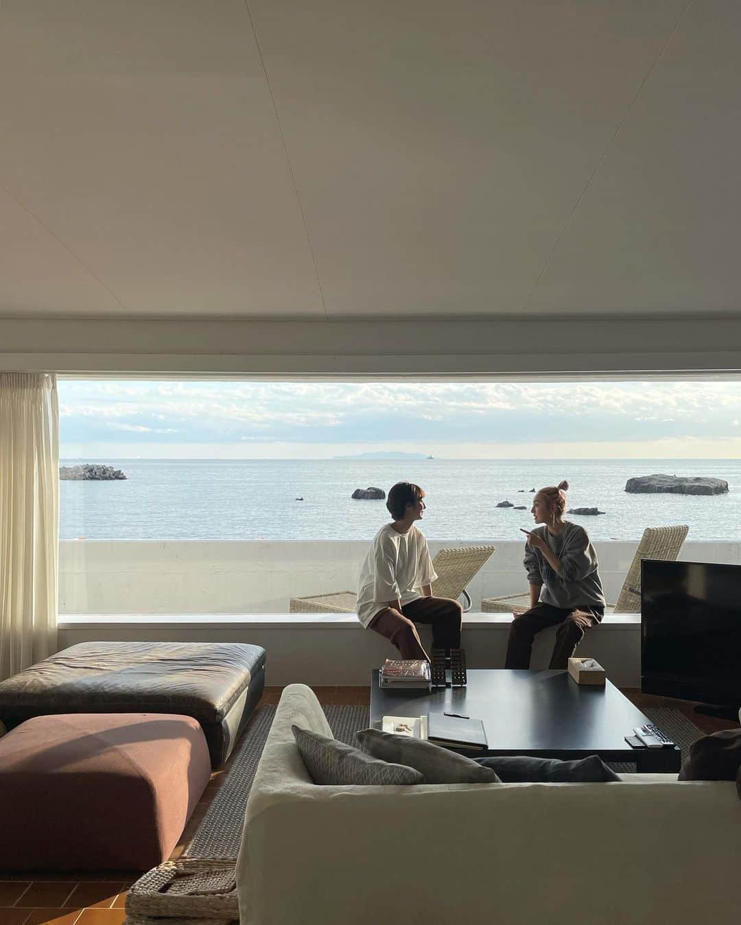 石田一帆さんのインスタグラム写真 - (石田一帆Instagram)「. 先日葉山旅で行った、 一棟貸しの @funnybeach.official 。  お部屋入ってこの景色…🥺👏 きれいすぎてきれいすぎて。 チェックインしてすぐはまだ明るくて 日が落ちていくのもまたキレイでうっとり🥺🍻  次の投稿で施設をドーーンと載せていきます。 連投失礼します☺️🙏  📷 👩🏼マスカラかわいい、どこの？ 👦🏼これ？gem.のブラウンマスカラだよ  #ik_travel#hayamafunnyhouse#funnyhouse#hayama#beach#葉山ファニーハウス#ファニーハウス#バケーションハウス#一棟貸し#葉山旅行#葉山」11月1日 17時27分 - ishidakazuho