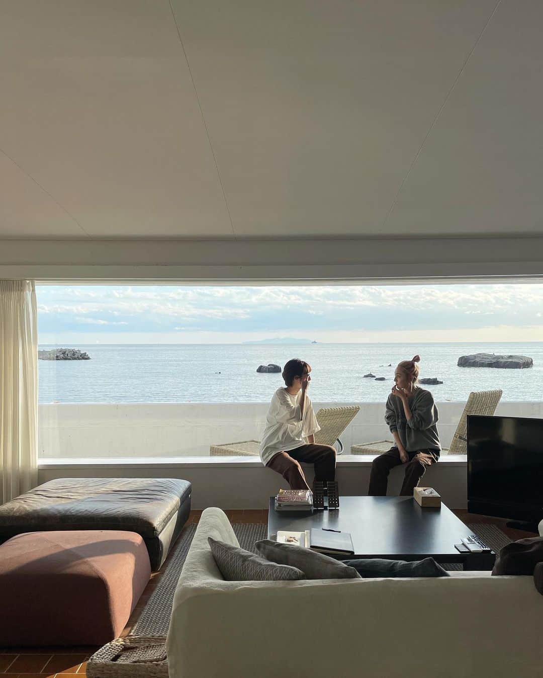 石田一帆さんのインスタグラム写真 - (石田一帆Instagram)「. 先日葉山旅で行った、 一棟貸しの @funnybeach.official 。  お部屋入ってこの景色…🥺👏 きれいすぎてきれいすぎて。 チェックインしてすぐはまだ明るくて 日が落ちていくのもまたキレイでうっとり🥺🍻  次の投稿で施設をドーーンと載せていきます。 連投失礼します☺️🙏  📷 👩🏼マスカラかわいい、どこの？ 👦🏼これ？gem.のブラウンマスカラだよ  #ik_travel#hayamafunnyhouse#funnyhouse#hayama#beach#葉山ファニーハウス#ファニーハウス#バケーションハウス#一棟貸し#葉山旅行#葉山」11月1日 17時27分 - ishidakazuho