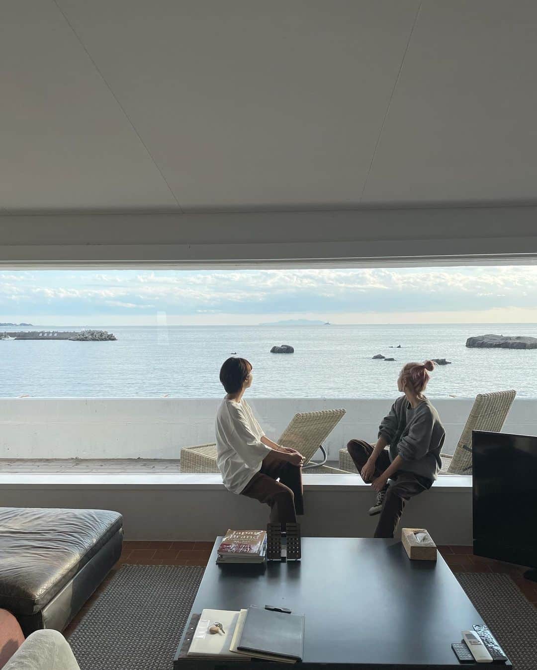 石田一帆さんのインスタグラム写真 - (石田一帆Instagram)「. 先日葉山旅で行った、 一棟貸しの @funnybeach.official 。  お部屋入ってこの景色…🥺👏 きれいすぎてきれいすぎて。 チェックインしてすぐはまだ明るくて 日が落ちていくのもまたキレイでうっとり🥺🍻  次の投稿で施設をドーーンと載せていきます。 連投失礼します☺️🙏  📷 👩🏼マスカラかわいい、どこの？ 👦🏼これ？gem.のブラウンマスカラだよ  #ik_travel#hayamafunnyhouse#funnyhouse#hayama#beach#葉山ファニーハウス#ファニーハウス#バケーションハウス#一棟貸し#葉山旅行#葉山」11月1日 17時27分 - ishidakazuho