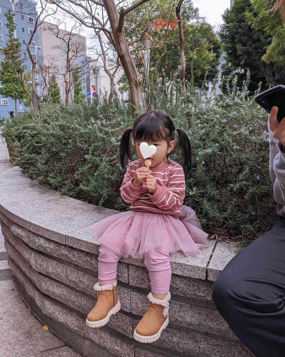 のインスタグラム：「. . ママ、ぺろぺろ、てってぇ〜？💕 . このキャンディーのこと"ぺろぺろ"って言ってる🤣🍭 てってぇ〜？は、やってとかちょうだいとか、よく分からないけど要求系のとき🙄笑 . 隣にちょい写りなのはパパ。 . #sunday #familyday #ぺろぺろキャンディー」