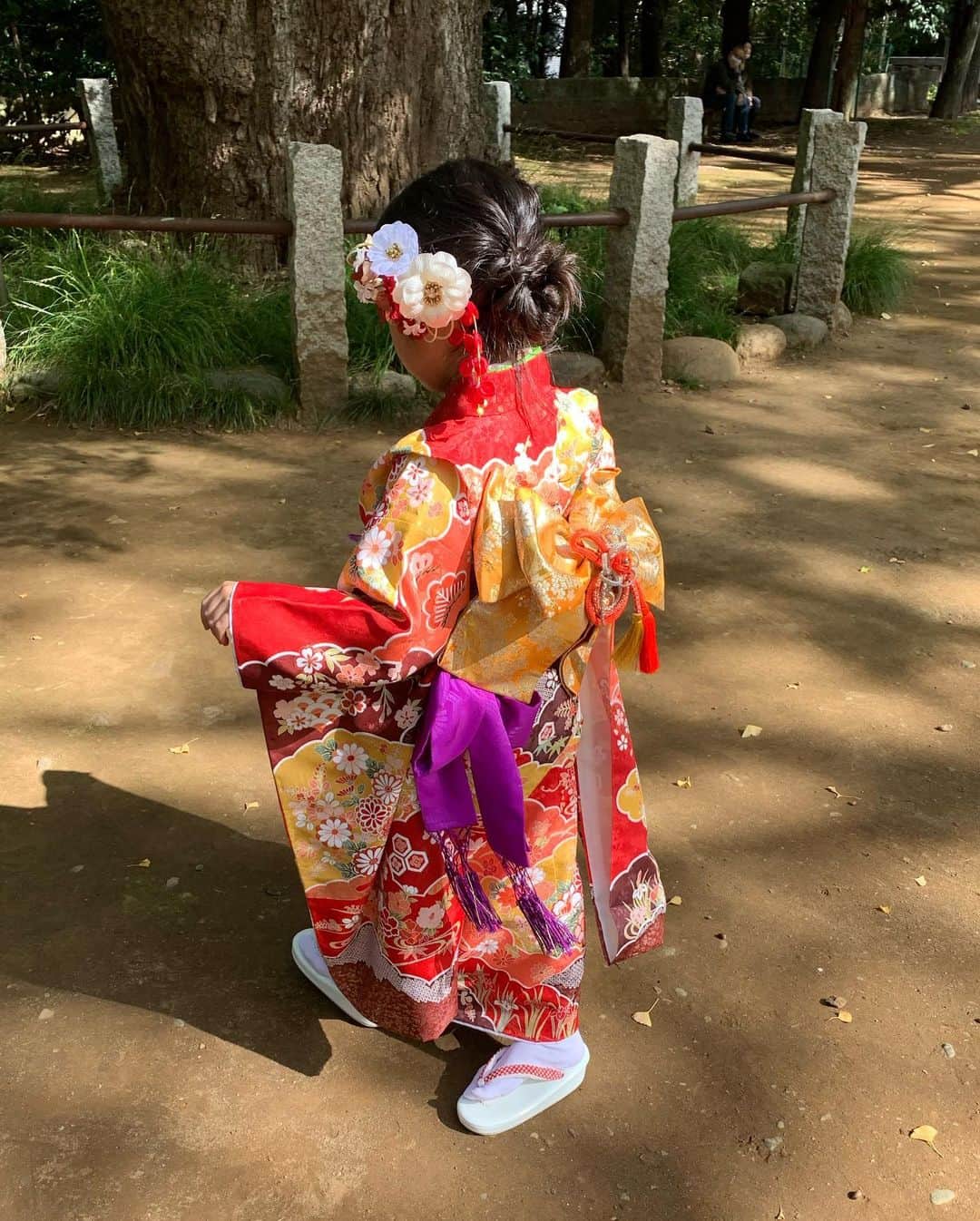 福田萌さんのインスタグラム写真 - (福田萌Instagram)「娘の七五三。  写真スタジオで着付け、撮影のあと、神社へお詣りに行きました。  これまでたくさんの人に支えられて健やかな節目の日を迎えることができました。  神社は娘がずっとお世話になっている赤坂氷川神社へ行きました。 夫のYouTube大学でも紹介されていた日本一可愛い狛犬『なでこまさん』をナデナデ。」11月1日 17時34分 - fukuda.moe