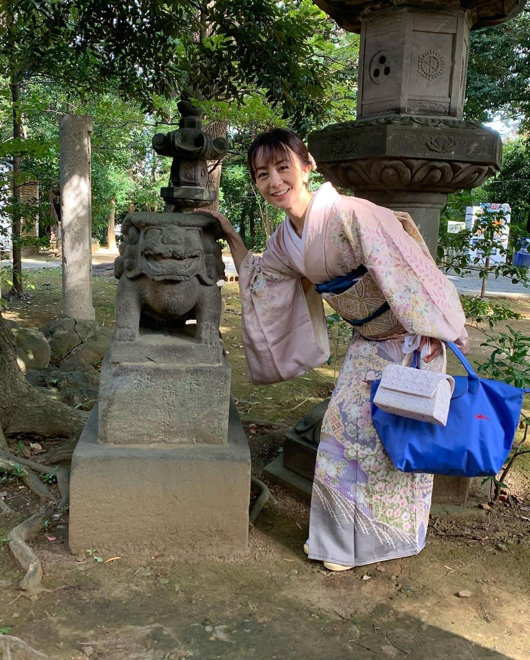 福田萌さんのインスタグラム写真 - (福田萌Instagram)「娘の七五三。  写真スタジオで着付け、撮影のあと、神社へお詣りに行きました。  これまでたくさんの人に支えられて健やかな節目の日を迎えることができました。  神社は娘がずっとお世話になっている赤坂氷川神社へ行きました。 夫のYouTube大学でも紹介されていた日本一可愛い狛犬『なでこまさん』をナデナデ。」11月1日 17時34分 - fukuda.moe