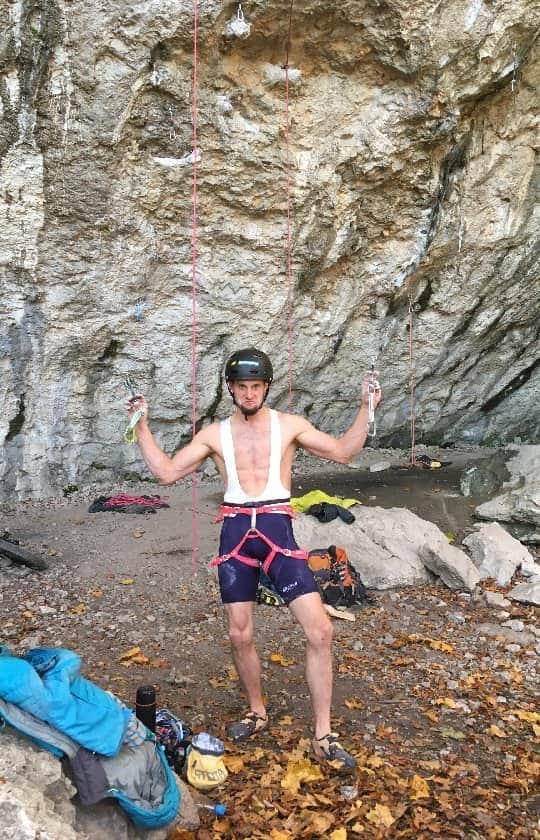 イェルネイ・クルーダーのインスタグラム：「Rare ebike approach ascent with even more rare trad. ascent of classical route Guernica in Kotecnik 🤪. @scarpaspa @ocun.climbing @vibram @snowmonkey」