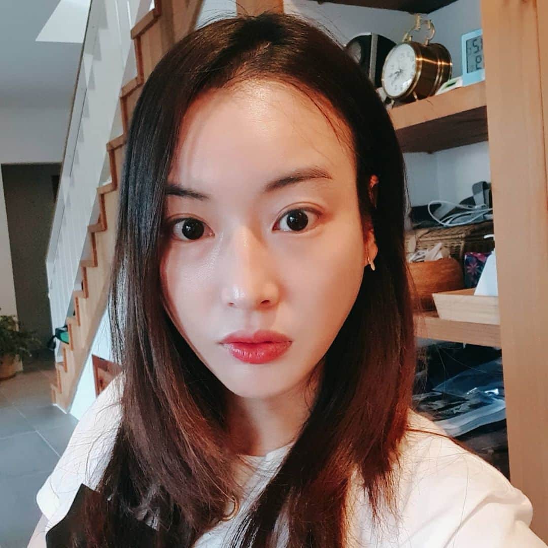 チョン・ダへのインスタグラム：「너무 예쁜 집 잡지에 나오는 집처럼 예쁘다.  언니가 집에만 있는  이유가 있네요~☺  남의집이라 집 사진은 못 올리겠구 잘 찍은 사진도 없공... 하....나도... 사진 잘 찍고싶다🤧  나도 살림에 찐하게 취미를 가져볼까? 잘 꾸며 놓은집 보니  드릉드릉 하넹🤭  #딸래in제주 #제주도민 #제주일상  #나도다음엔  #학교가까운곳으로」