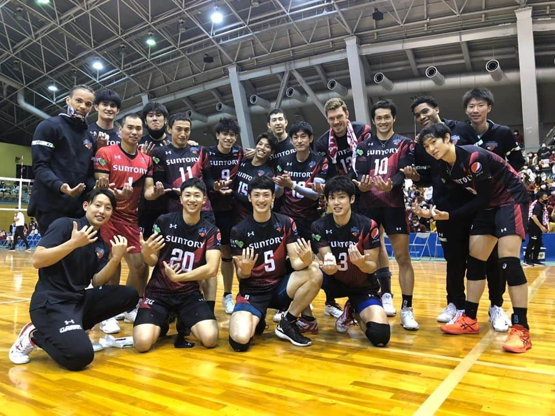 藤中謙也のインスタグラム：「岡谷大会　vs VC長野 5勝目！ 応援ありがとうございました‼️  来週も頑張りましょう  #SUNTORYSUNBIRDS #SUNTORY #SUNBIRDS #vleague #岡谷市 #諏訪湖 #5勝目 #なんのポーズでしょう」