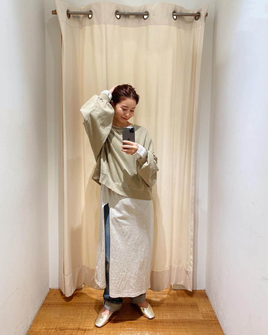 Eri Koyamaのインスタグラム：「. 再入荷中🏷 #ショートボリュームスウェット . ショート丈だから、 ワンピースに重ねるのもあり◎ . . @ungrid_official @ungrid_staffsnap @eri_koyama_ #UngridDENIM #153cmコーデ」