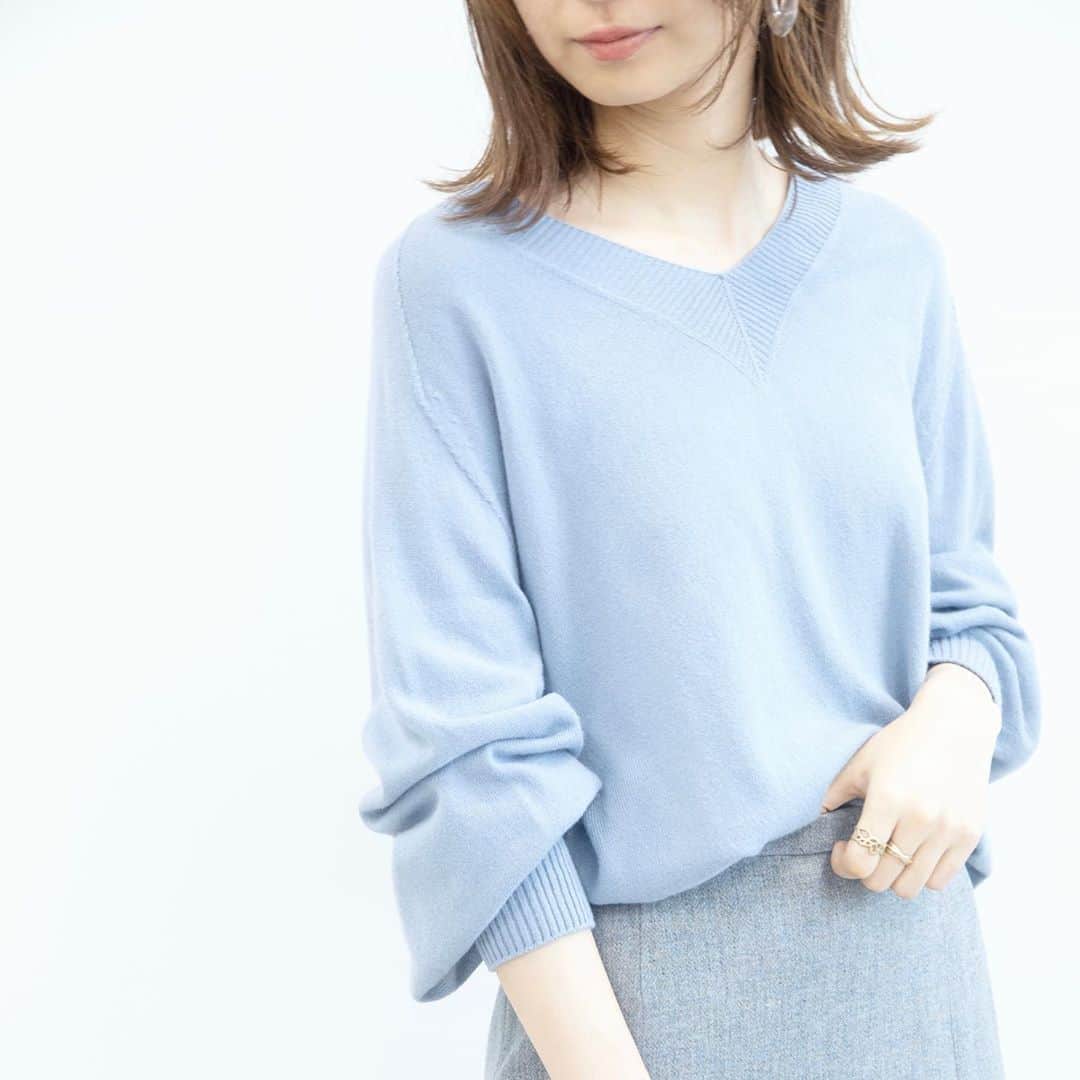 INDIVIのインスタグラム：「- Recommended Knit Styling -﻿ ﻿ ﻿ Vネックデザインで、顔まわりを﻿ すっきりと見せてくれる﻿ 袖ボリュームニット。﻿ トレンドを表現しながら、﻿ ミニマルなおつくりですので﻿ 着回し力優れるアイテムです。﻿ ﻿ メランジ素材を使用した﻿ ミディ丈のスカートは、﻿ マーメイドフレアデザインで﻿ 上品感を演出。﻿ 大人のスカートスタイルには﻿ マストで欲しいアイテムです。﻿ ﻿ ﻿ ✴︎knit.¥14,850(税込)﻿ ✴︎no.127-19451﻿ ﻿ ✴︎skirt.¥17,050(税込)﻿ ✴︎no.127-79113﻿ ﻿ ﻿ #INDIVI﻿ #インディヴィ」