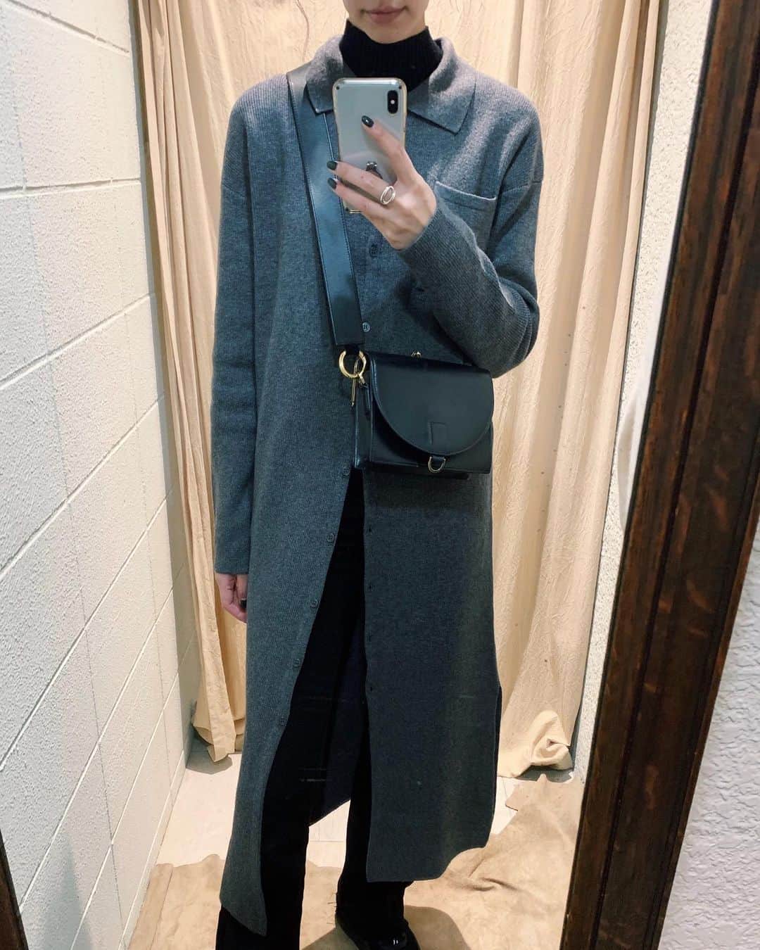 Shiho Sasakiのインスタグラム：「今日の私服🧶 ニットシャツカーデは、商品企画してる段階から 絶対買おうって決めてたやつ☝️ 襟を大きめにしているのも旬なポイントです🙆‍♀️ ワンピースとしても着れるけど パンツとレイヤードして着るのがおすすめですー👖 #MOUSSY#MOUSSYSNAP」
