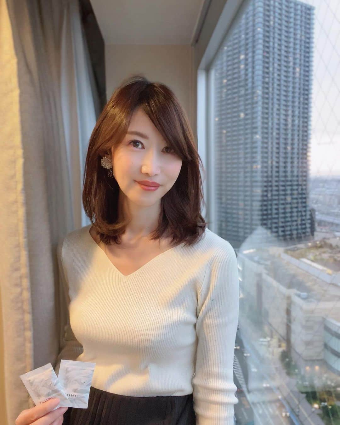 のインスタグラム：「続けるほど、お肌の変化を実感できるサプリ @fujimi_official 💊 ひとりひとりの今のお肌の状態やなりたいお肌に合わせて、カスタマイズしてくれるの！  毎月🌙お肌がゆらぎやすい時ってあるじゃない？ いつもその時に肌トラブルが起きやすかったんだけど、飲み続けてたら、気にならなくなってきたよ😊  新しくなったパッケージも可愛い〜😍💕 環境に優しい素材でできてるポーチなんだよ！  ポストで受け取れるサイズになったから、不在がちな私にはこういうことも嬉しい😊  #FUJIMI #美容 #サプリ #サプリメント #フジミ #パーソナライズサプリ #パーソナライズマスク #pr #ママ #ママ美容 #ママライフ #ママスタイル」