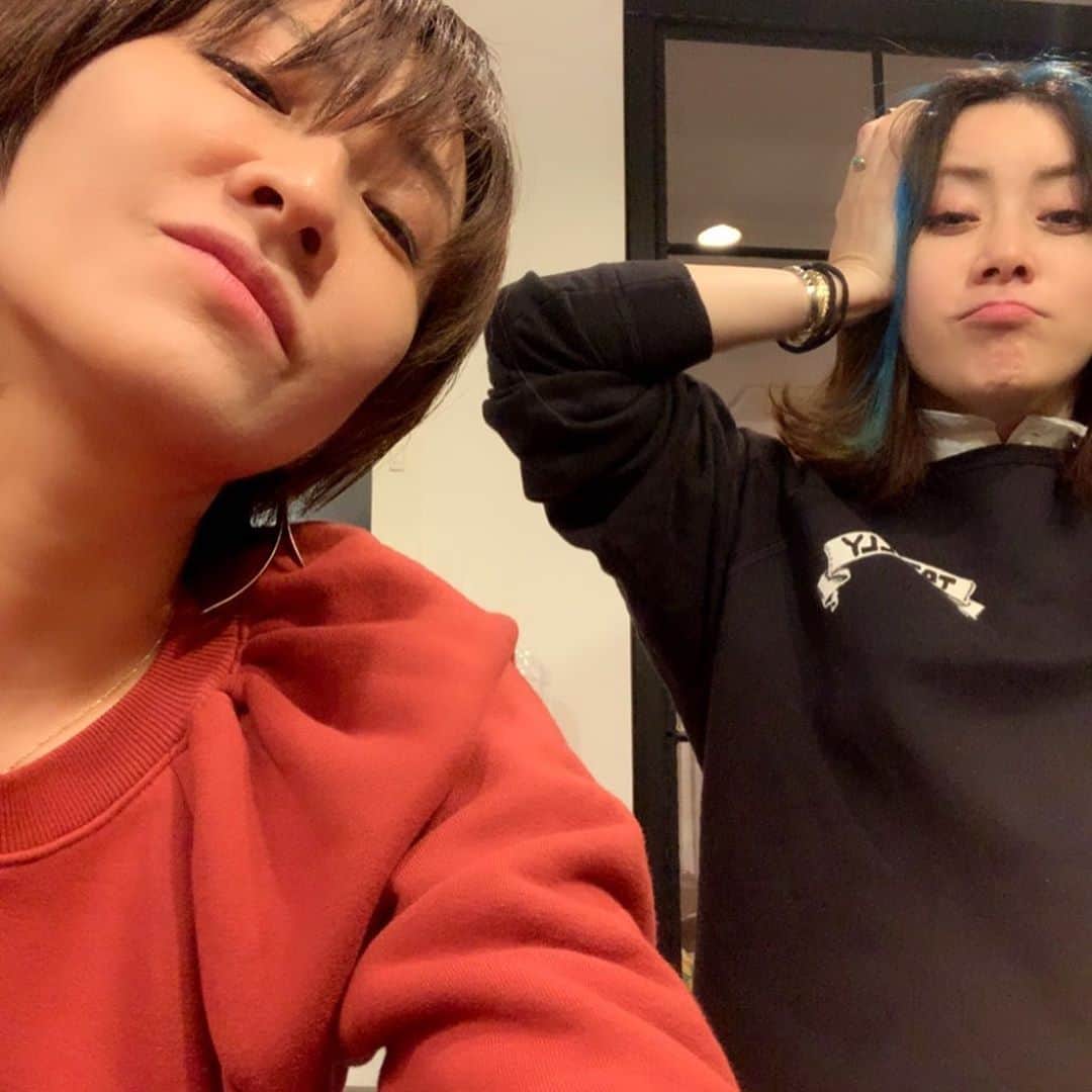 風間ゆみえのインスタグラム：「26日に準備食をスタートして4日間の @noun_fasting ファスティングをしていました^_^   3日間のファスティング予定でしたが、昨日回復食するタイミングをなくして 、昨晩は、同じくスタートした @ami_onuki あみちゃんとふたり、3年梅のお湯割りをじんわりといただいていました。笑　 これが、染みる美味しさ。  大人は顔に出やすいのか、ふたりともちょっとしゅっとしてきたでしょ😏✨  あみちゃんは小さなお顔がさらにひと回り小さくなってた😂💕  #yumie_k_style」