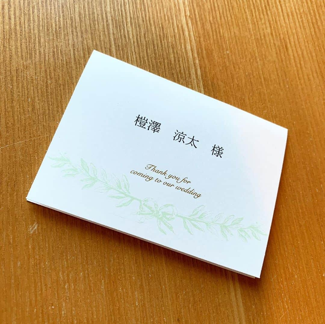 榿澤涼太さんのインスタグラム写真 - (榿澤涼太Instagram)「. 兄の結婚式に行ってきました💍🌹  尊敬する兄、大好きな家族、大好きな親族、みんなに会えて嬉しかった。  産んでもらった親に感謝。 本当に愛と感動に包まれた素敵な結婚式でした。  この家族で生まれてこれたことを誇りに思います。 幸せだなと感じました😌  ただ一つ、、、 みなさんも結婚式の祝賀パーティーの時に、席の前にネームカード置いてあるじゃないですか？  で、その中に新郎新婦 （僕の場合は兄なので新郎） からのメッセージカードが書かれていると思うのですが、  僕のみてください。 ※画像2枚目  わたくしはどこまでいじられれば良いの！！ ラインのメッセージかよ！！爆笑」11月1日 18時04分 - hannokizawadesu