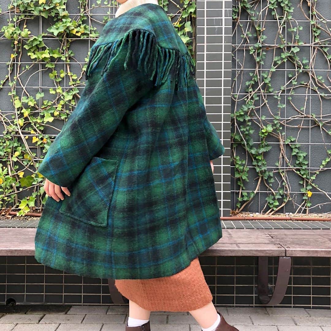 NUTTY Vintage&Collectibleのインスタグラム：「🍂RECOMMEND VINTAGE🍂  「クラシックなコートは冬の相棒！」  ☑︎vtg 60's green check big collar coat  本格的に冬が近づいてくる11月。 そろそろコートの準備を始めましょう！  こちらはグリーンチェックでクラシックな雰囲気。 大きな襟やボタン、ポケットがアクセントになった、こなれたコートです。  さっと羽織るだけでコーディネートの格がぐっと上がる、ヴィンテージコート。 是非挑戦してみてくださいね＊  それでは11月もどうぞ宜しくお願いします☺︎  NUTTY店長ai @nutty_aiko  ＊VINTAGE ONLIN STOREにてお買い求めいただけます＊  ------------------------------------ 🛍NUTTY通販について🛍 ------------------------------------- ＜ONLINE STORE＞ VINTAGE▶︎http://nutty.theshop.jp/ USED SELECT▶︎https://nuttyselect.official.ec/ （プロフィールページURLよりjump🕊） ㅤㅤㅤㅤㅤㅤㅤㅤㅤㅤㅤㅤㅤ ＜VIDEO CHAT SHOPPING＞ テレビ電話をお繋ぎして、リアルタイムでご案内いたします。詳細は過去の投稿をご覧ください。」